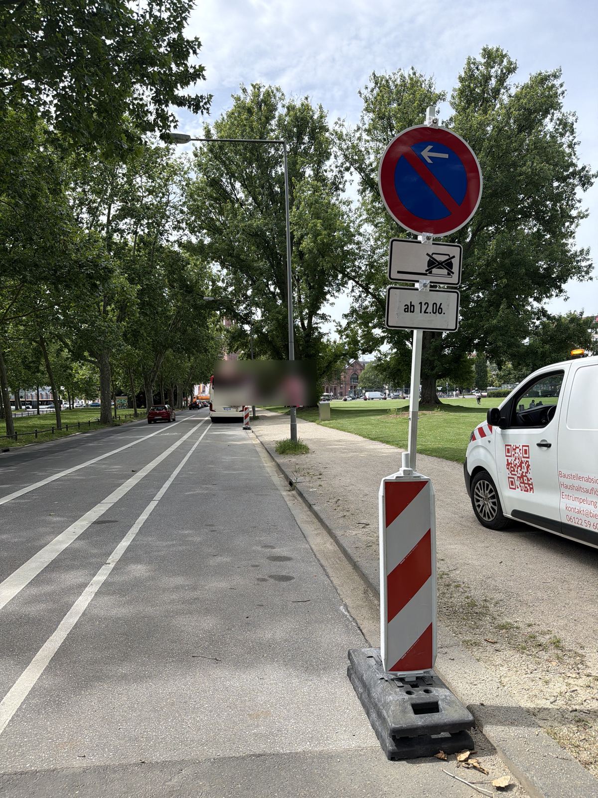 Mobiles Halteverbotsschild mit Fußplatte am Straßenrand