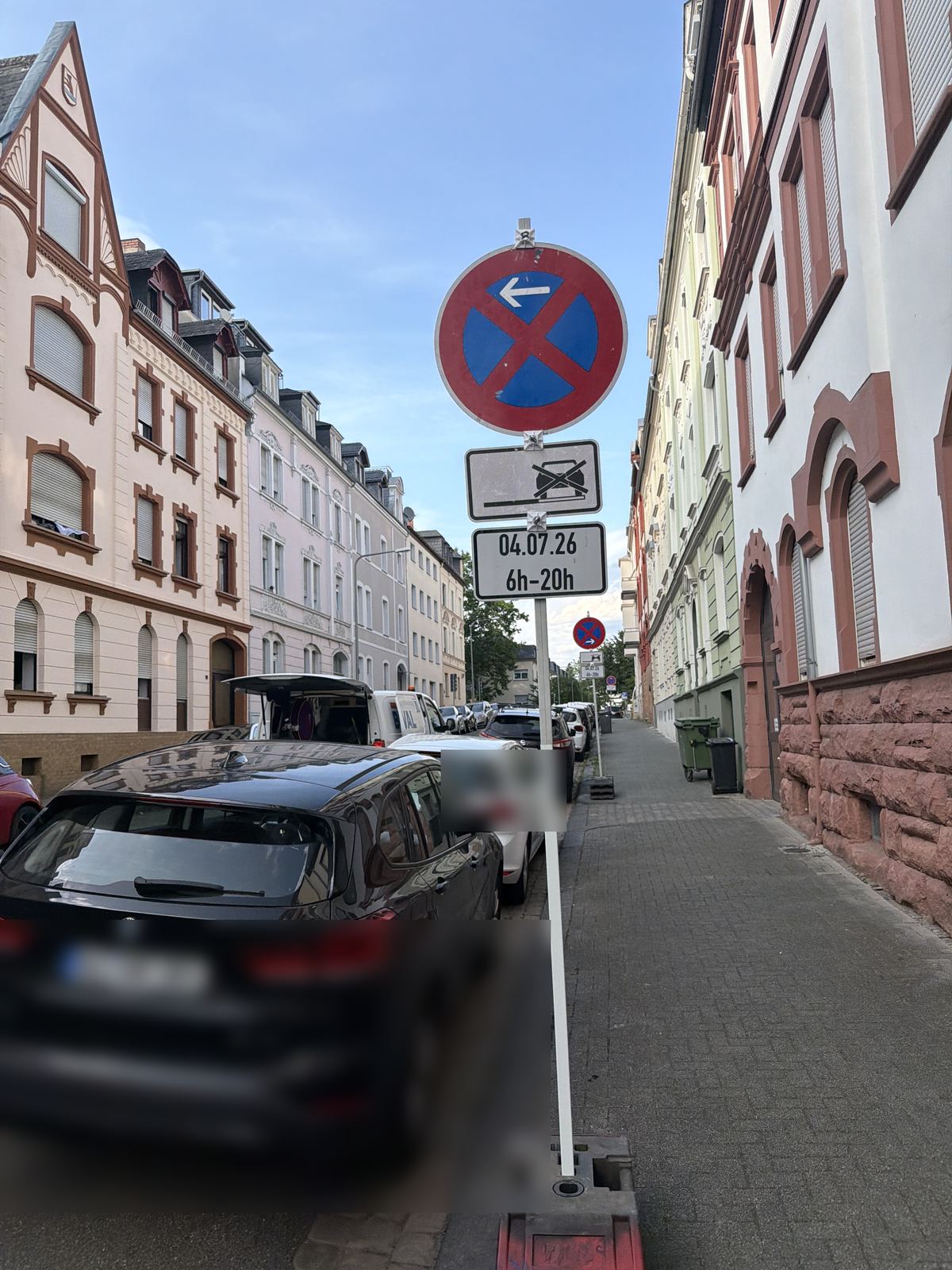 Halteverbotsschild in enger Wohnstraße