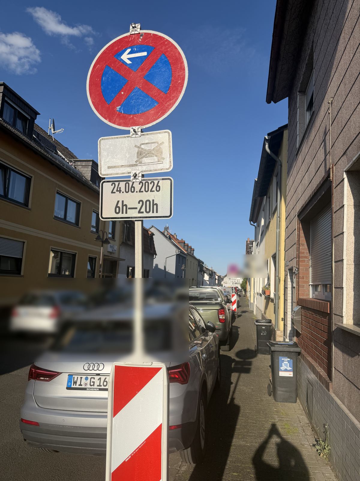 Nahaufnahme eines mobilen Halteverbotsschilds mit Zusatzschild