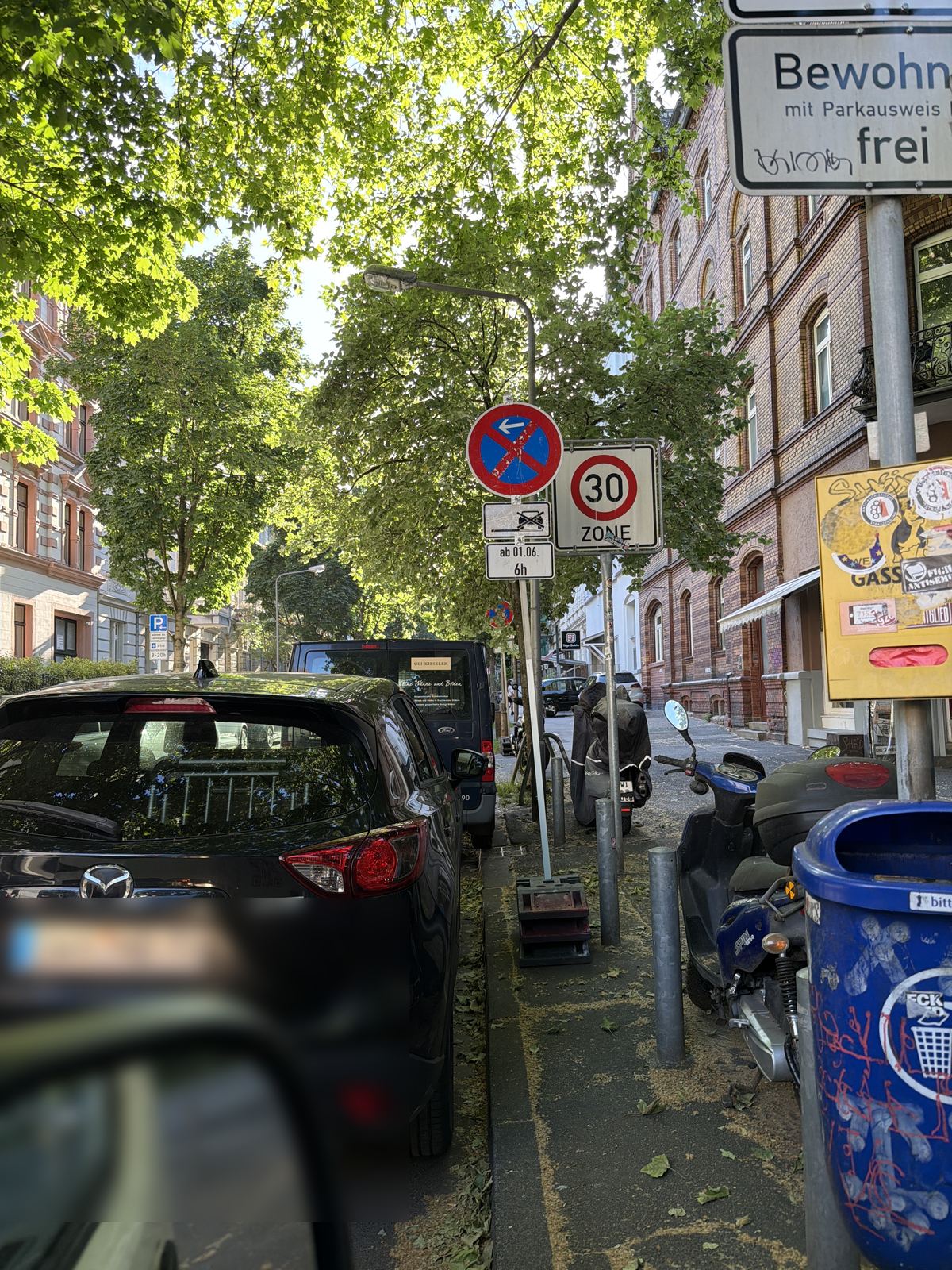 Halteverbotsschild im dicht belegten Stadtgebiet