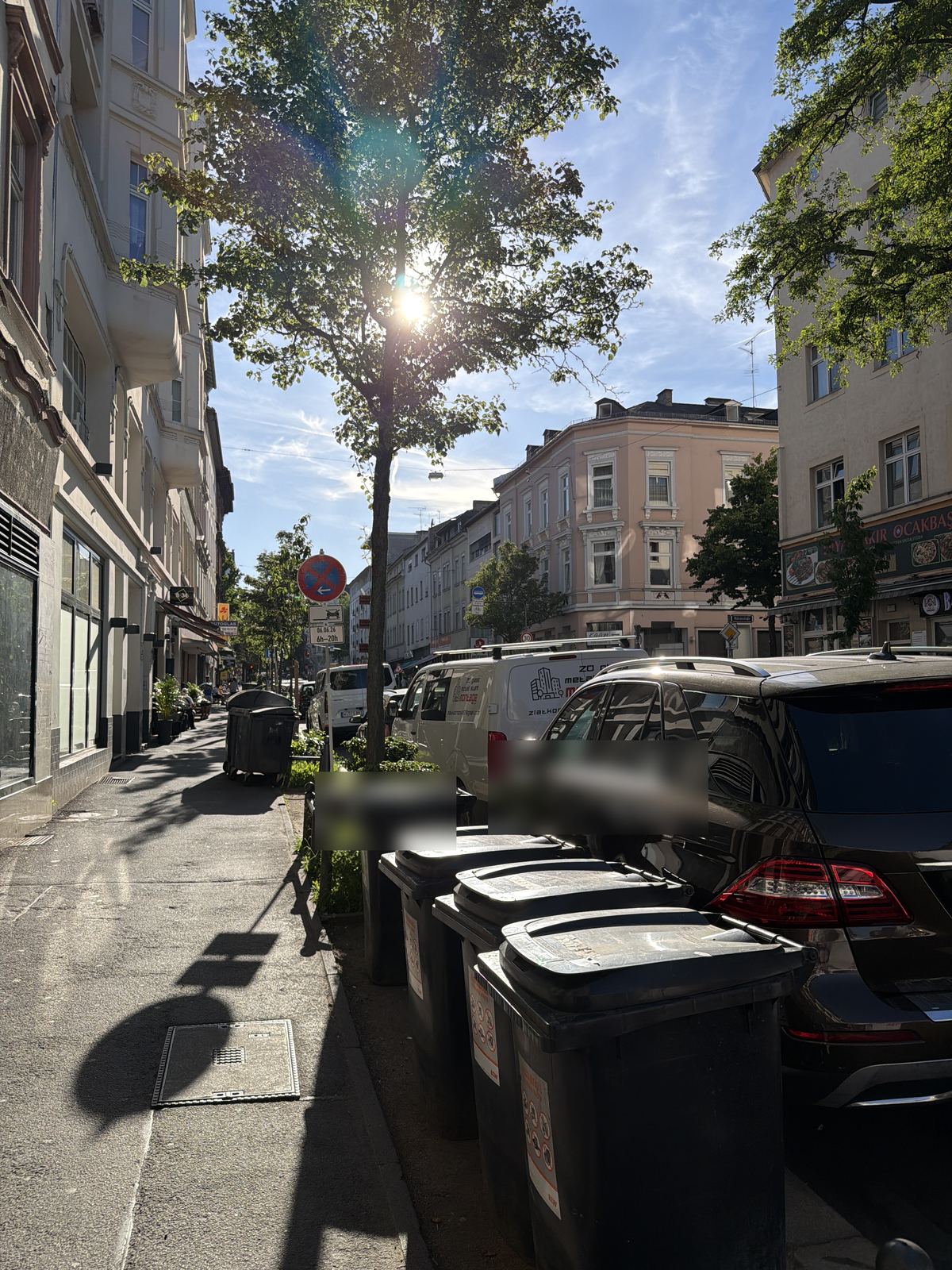 BIEWAL Fahrzeug neben aufgestelltem Halteverbotsschild