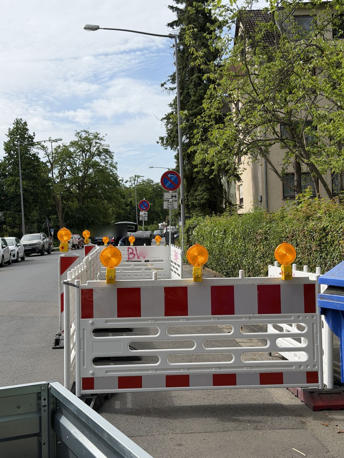 Halteverbotszone mit Absperrung und Warnleuchten