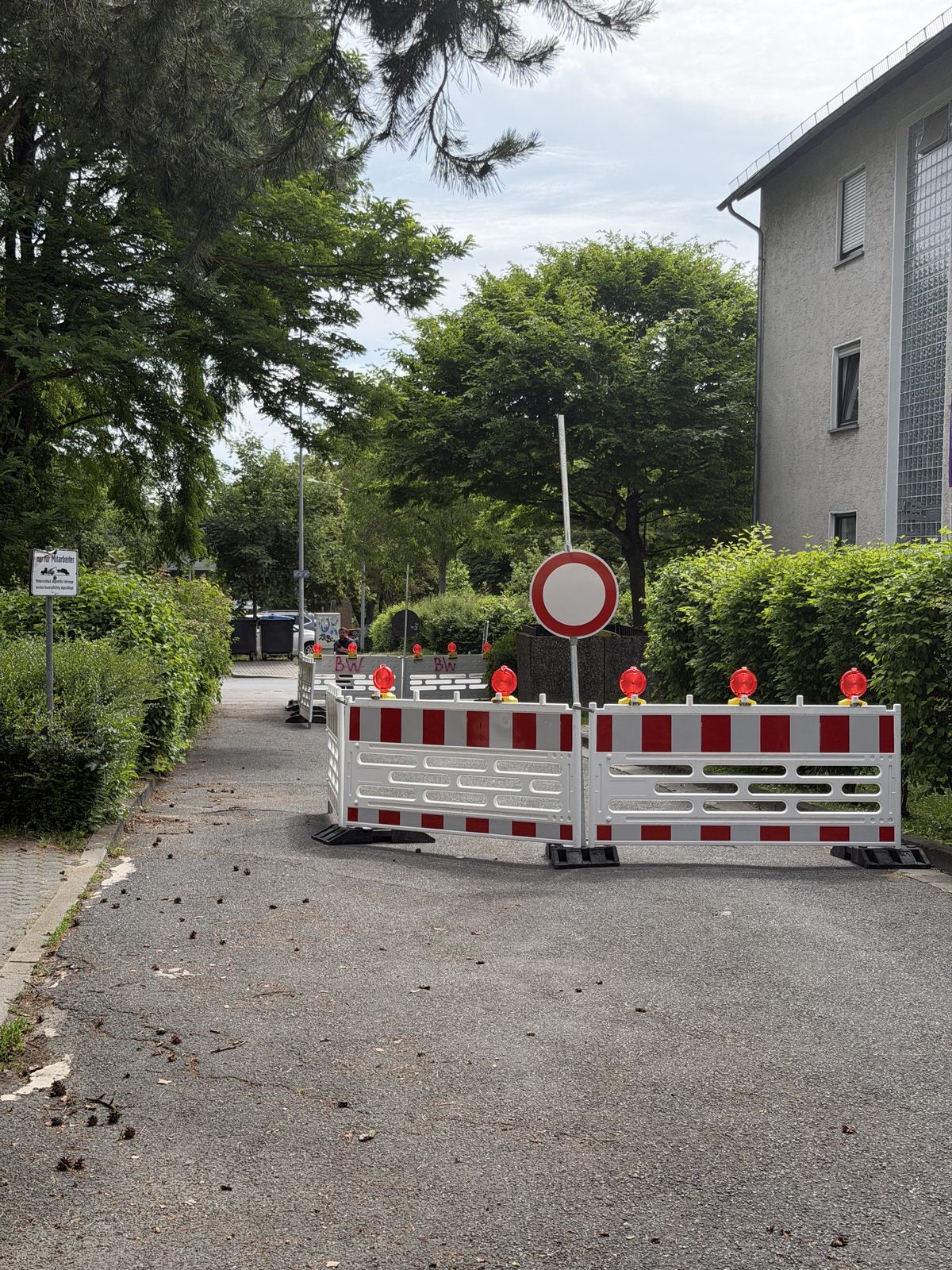 Temporäre Absperrung für eine mobile Halteverbotszone