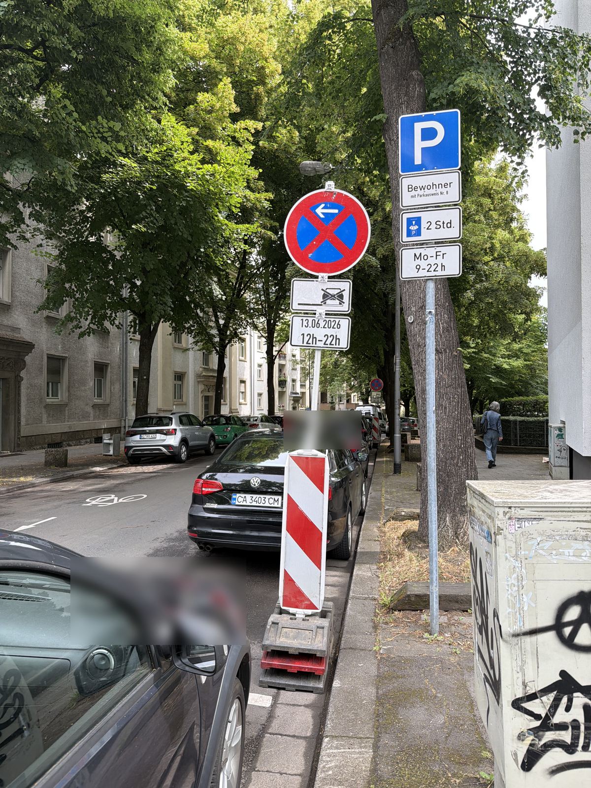 Mobiles Halteverbotsschild mit Fußplatte und Zusatzschild am Gehweg