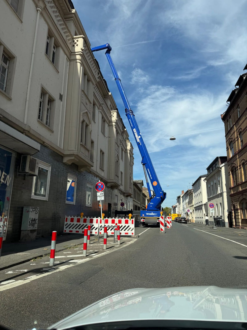 Abgesicherte Hubarbeitsbühne mit Halteverbotszone bei einem BIEWAL-Einsatz